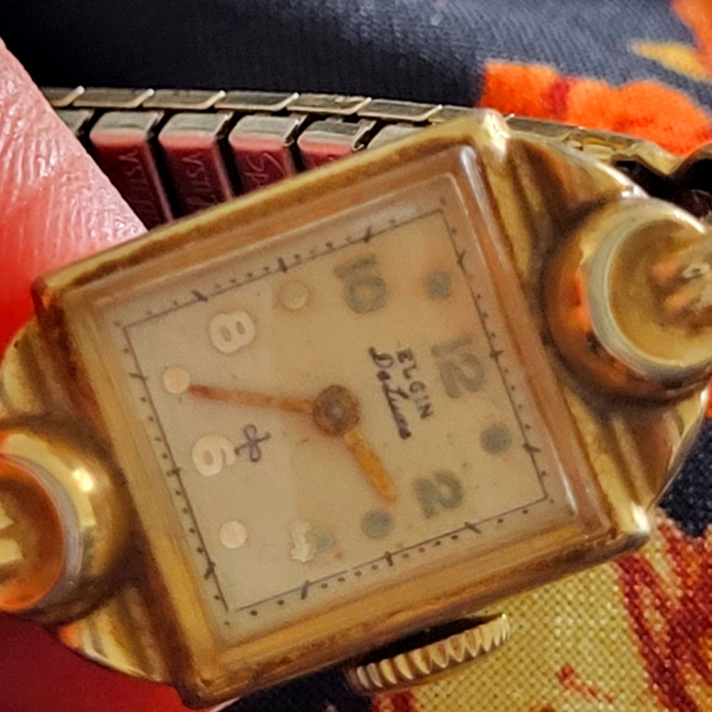 🌟Lot of wind-up watches and an elephant bracelet.
